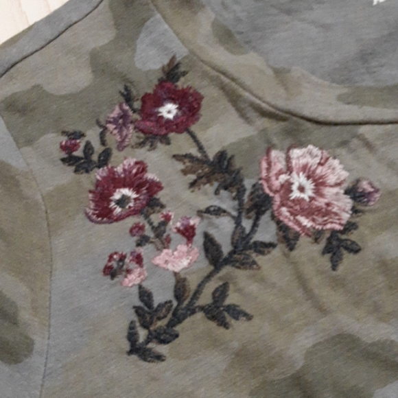 Camo with embroidered flowers t-shirt - Picture 2 of 4